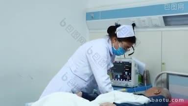 4K一名护士为病人测量血压